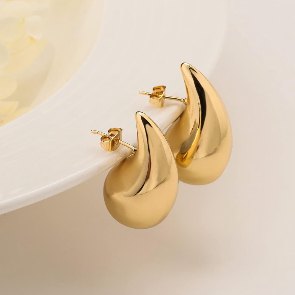 Water drop-shaped earrings